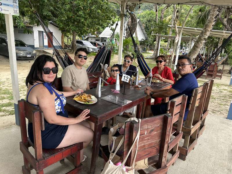 Familias pasando el día en El Lechón Playero, Omoa
