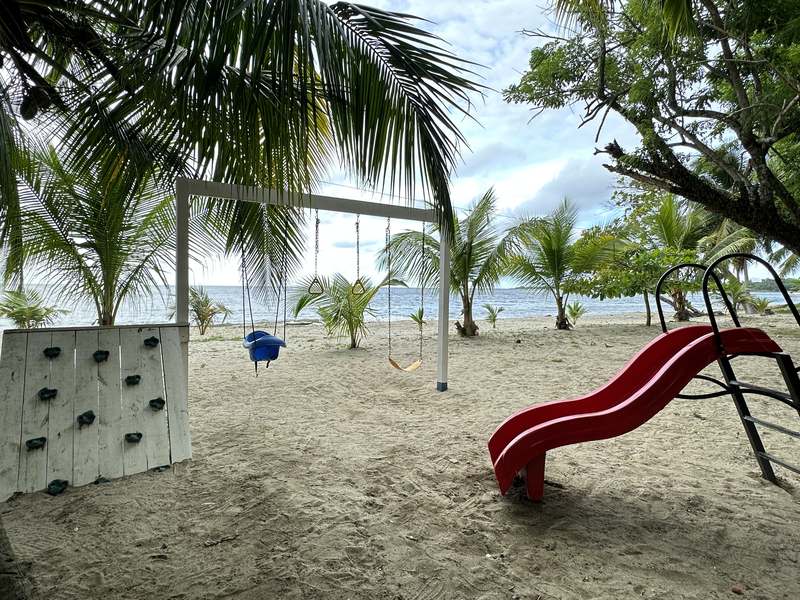 Área de juegos para niños en El Lechón Playero, Omoa