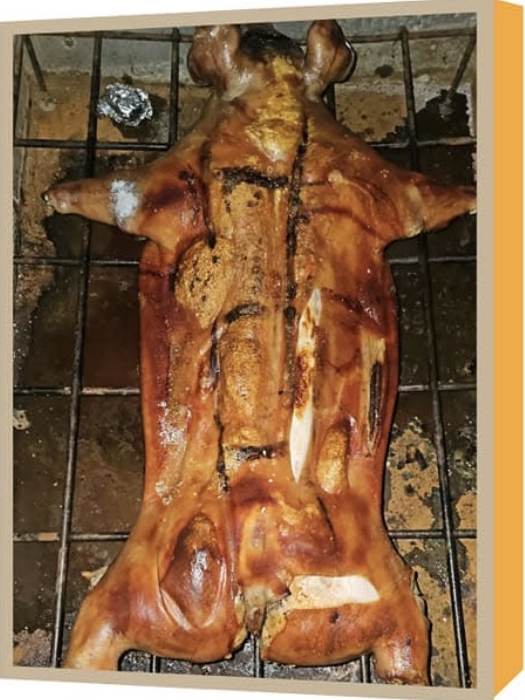Lechón en caja china servido en El Lechón Playero, Omoa