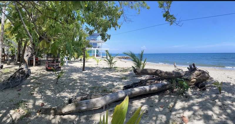 Orilla de la playa a pocos pasos de El Lechón Playero, Omoa